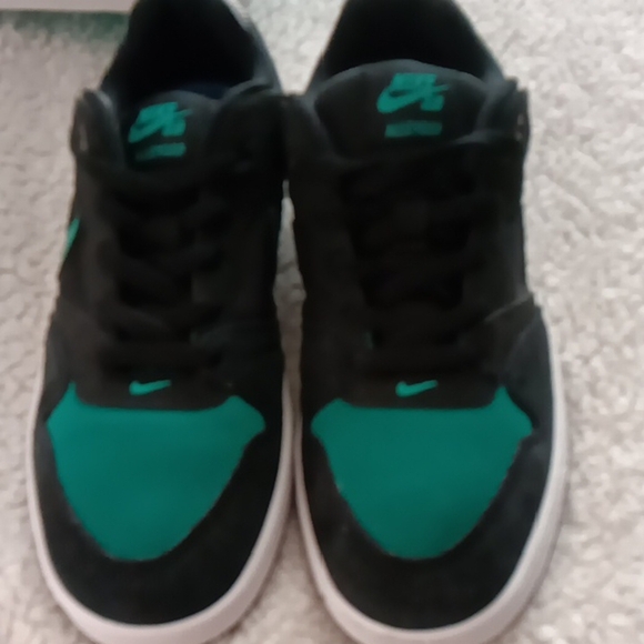 NikeSB Alleyoop Black/Mystic Green Textured Canvas and Suede Sneakers - Picture 3 of 11